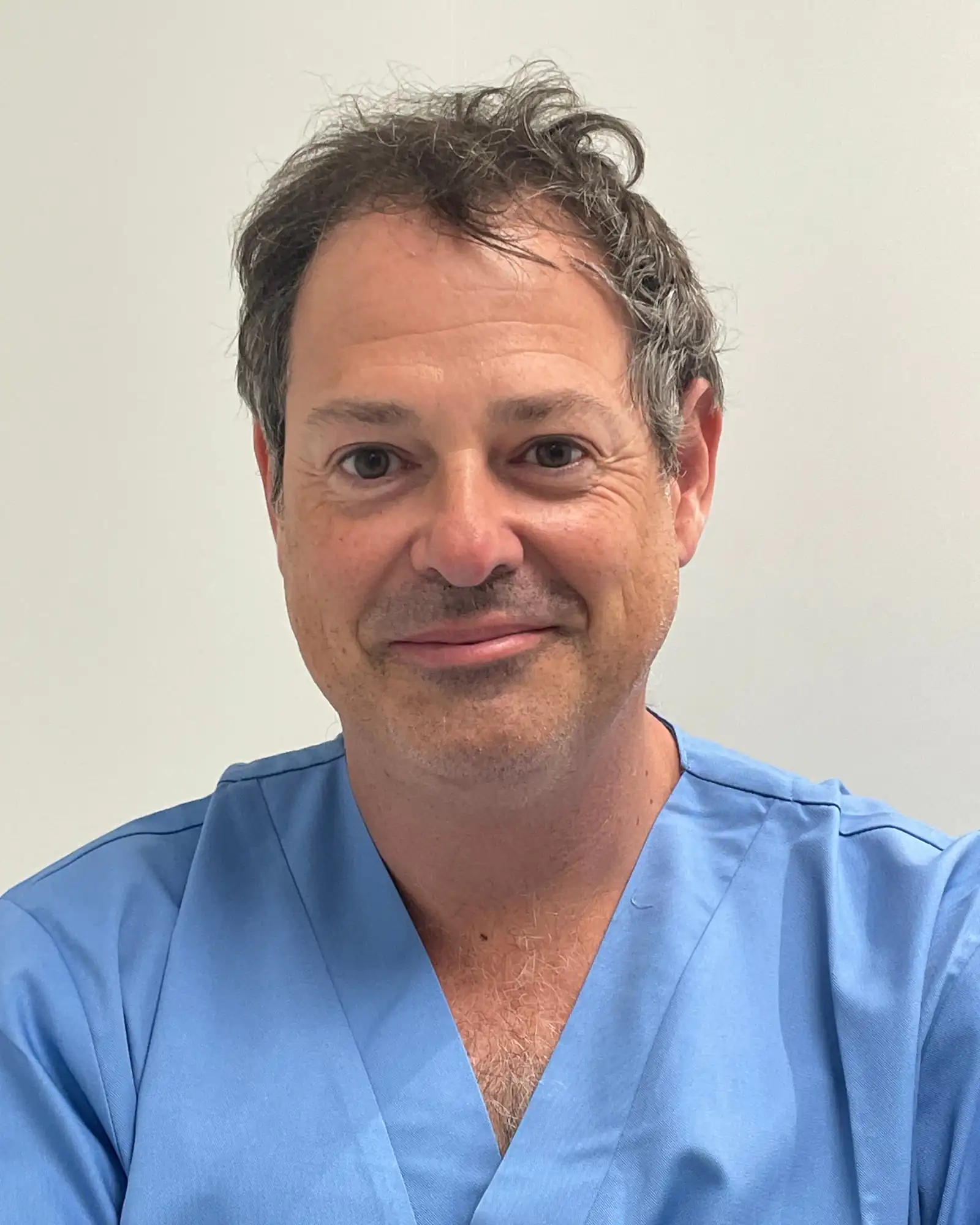 El Dr. Javier Lara con uniforme de quirófano