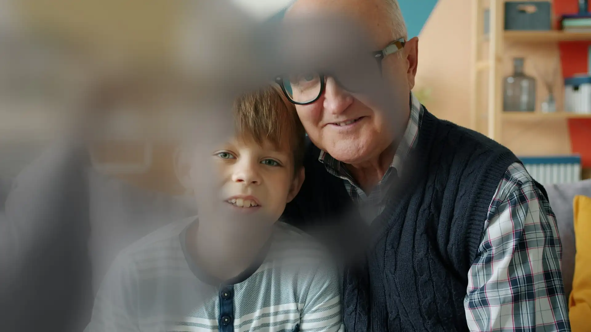 Simulación de la visión con glaucoma: un abuelo y su nieto vistos con el centro nítido y zonas borrosas alrededor